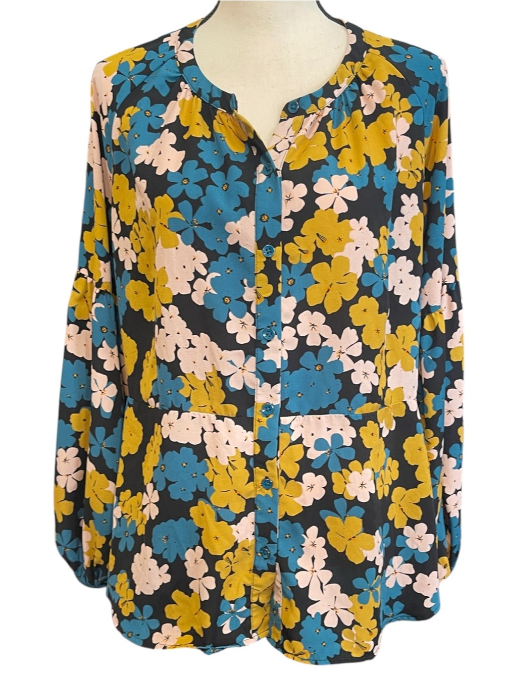 Cabi Favorite Fall Bouse Style‎ 4158 Bold Floral Print Button Front Long Sleeve